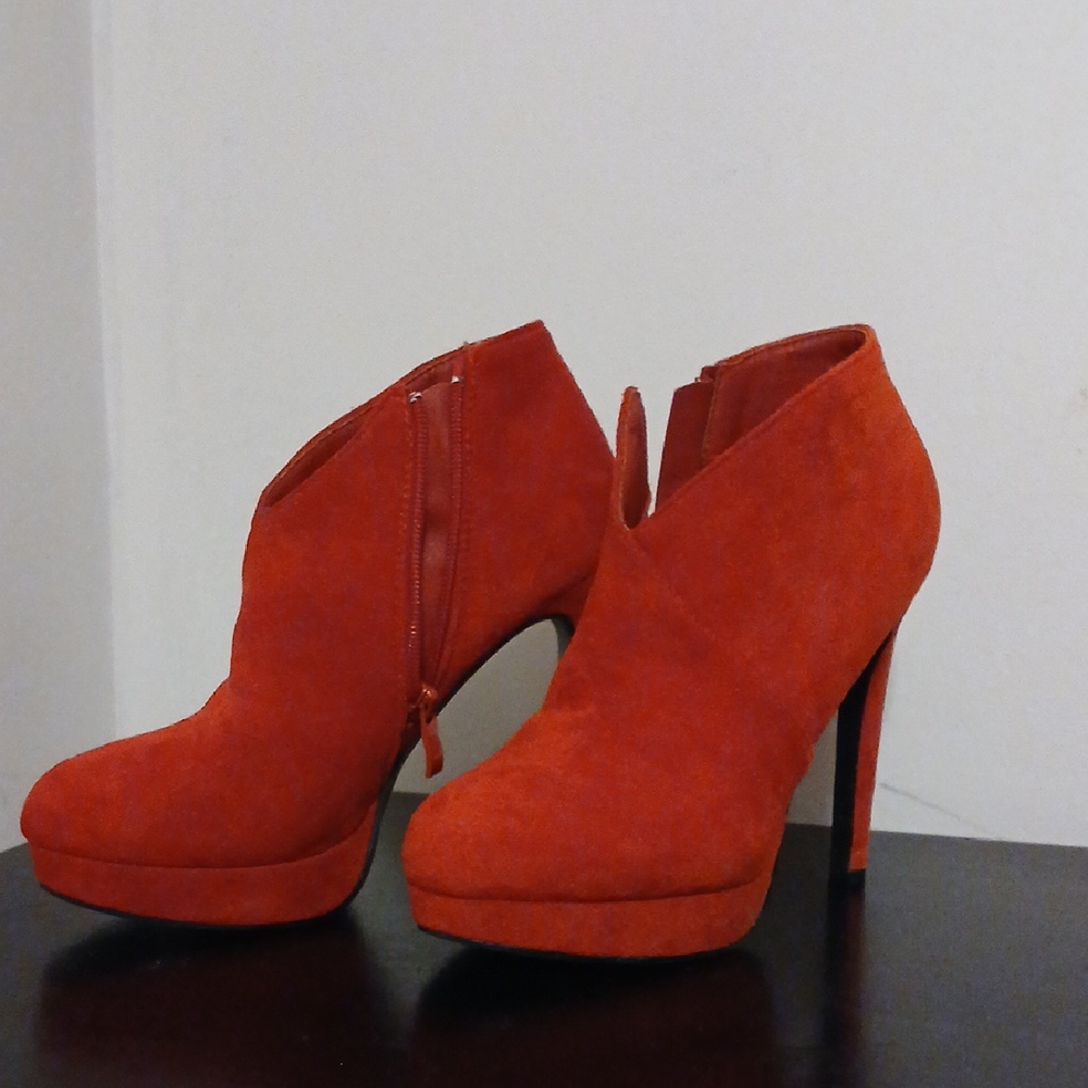 Elegant Red Suede Ankle Boots Size 6